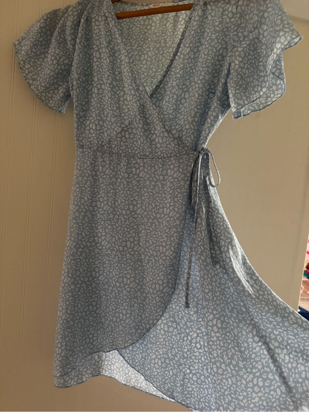 ROMWE Light Blue Floral Tie-Waist Wrap Dress M Leopard Print Casual Spring